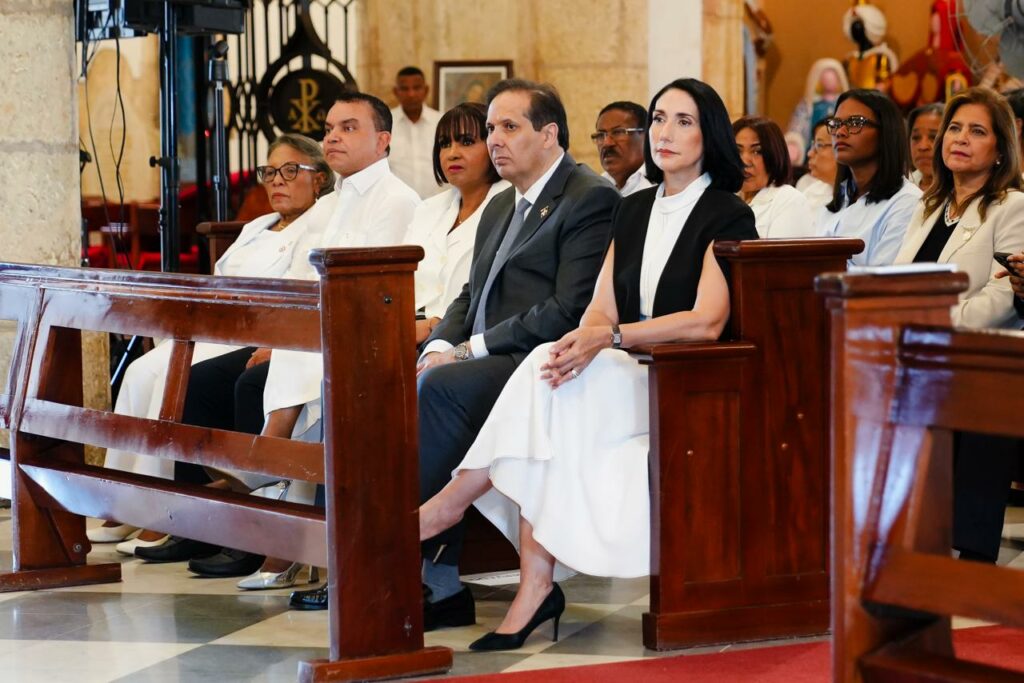 Raquel Arbaje, primera dama junto a ministro de Salud, Víctor Atallah y director del SNS, Julio Landrón.