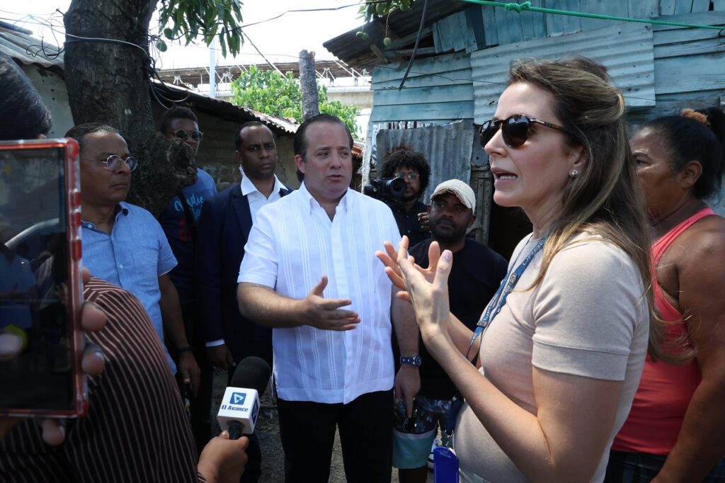 José Ignacio Paliza y la coordinadora de URBE, Rocío Vidal, escucharon algunas de las problemáticas que enfrentan las familias que aún viven en la orilla del río Ozama. José de León. 