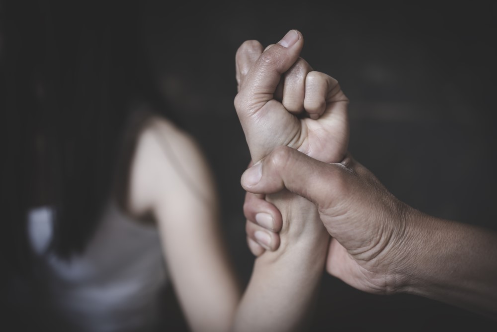 No se deben normalizar: psicólogo alerta sobre relaciones desiguales entre adolescentes y adultos