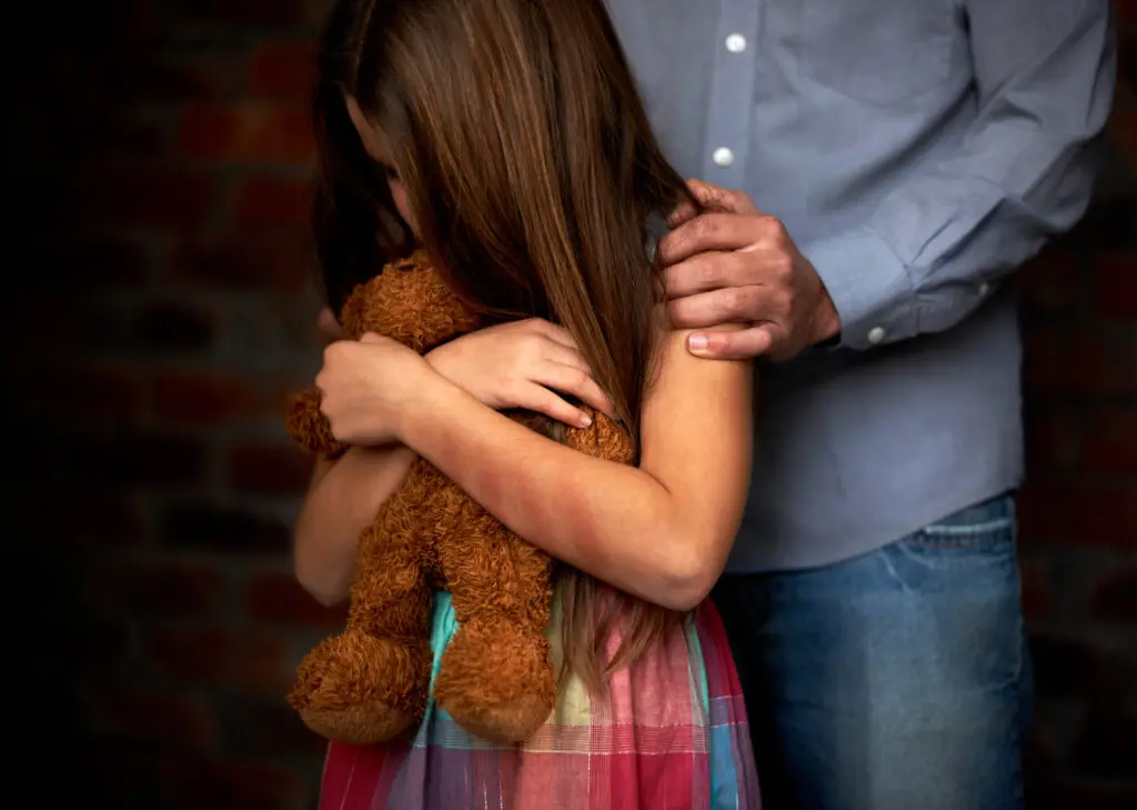 No se deben normalizar: psicólogo alerta sobre relaciones desiguales entre adolescentes y adultos