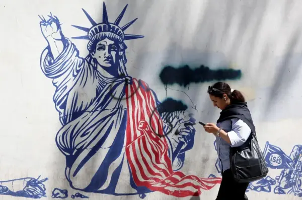 Mural antiestadoundiense en una calle de Teherán.