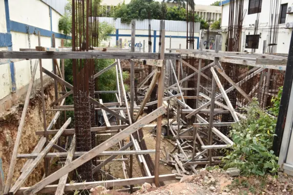 Tras dos años de trabajos paralizados, el Colegio Médico retomó la obra de infraestructura de la ARS del gremio.