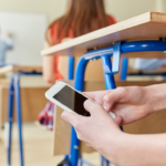Nueva regla en escuelas: prohibidos los celulares en nivel inicial