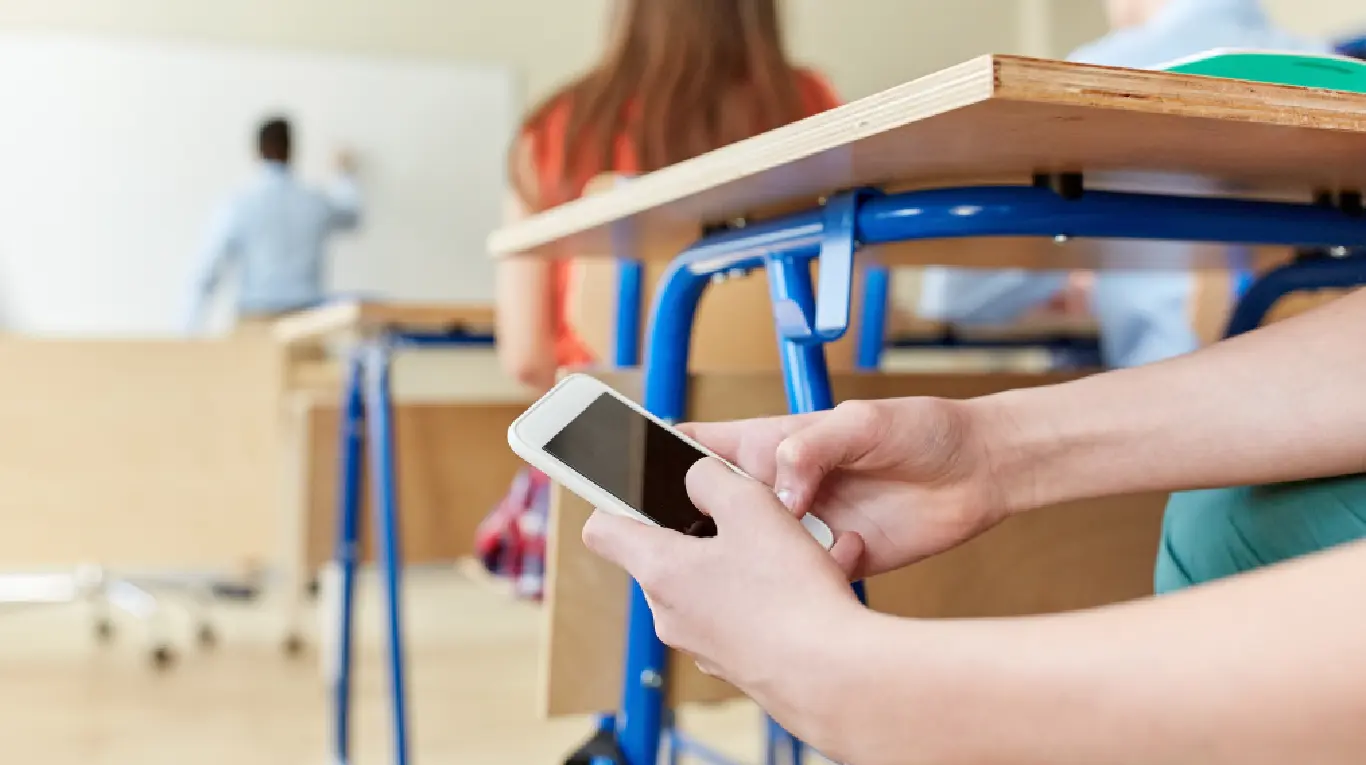 Nueva regla en escuelas: prohibidos los celulares en nivel inicial