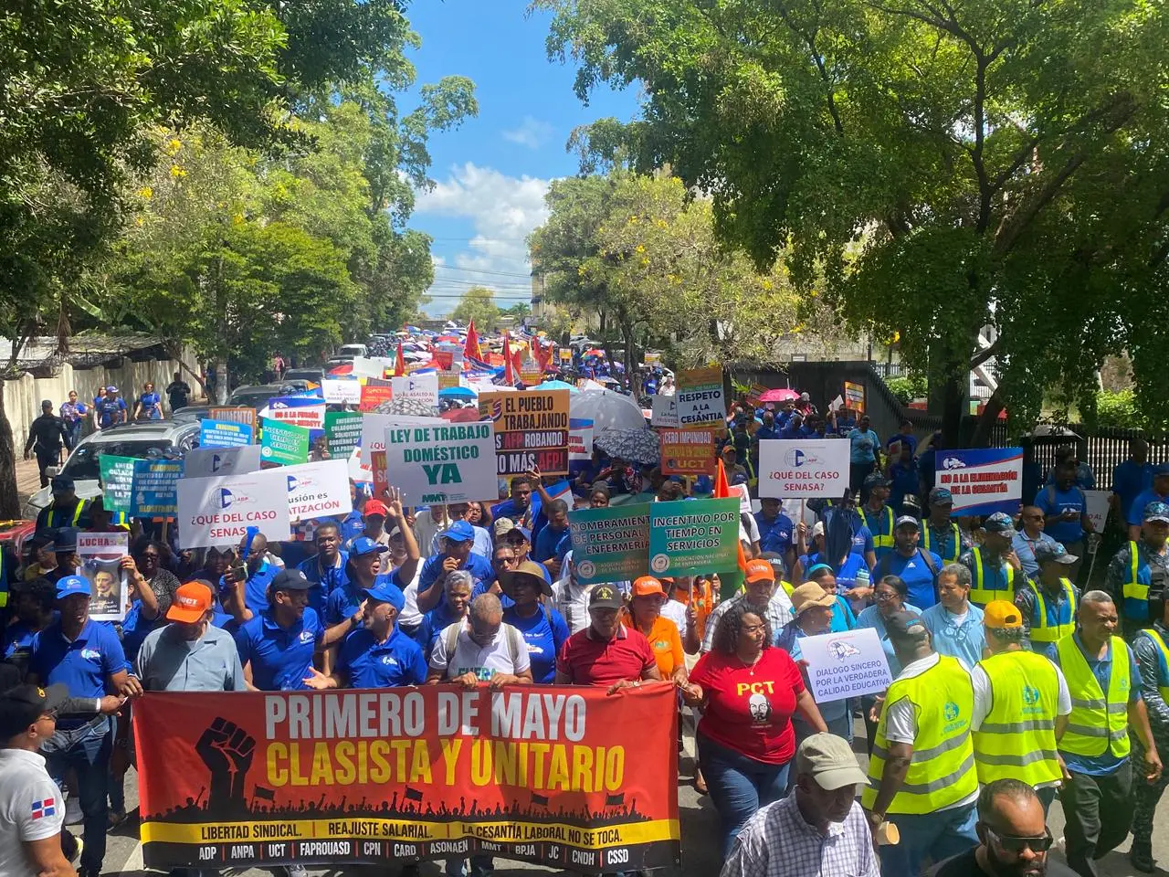 Trabajadores marchan al Palacio Nacional para exigir mejoras laborales