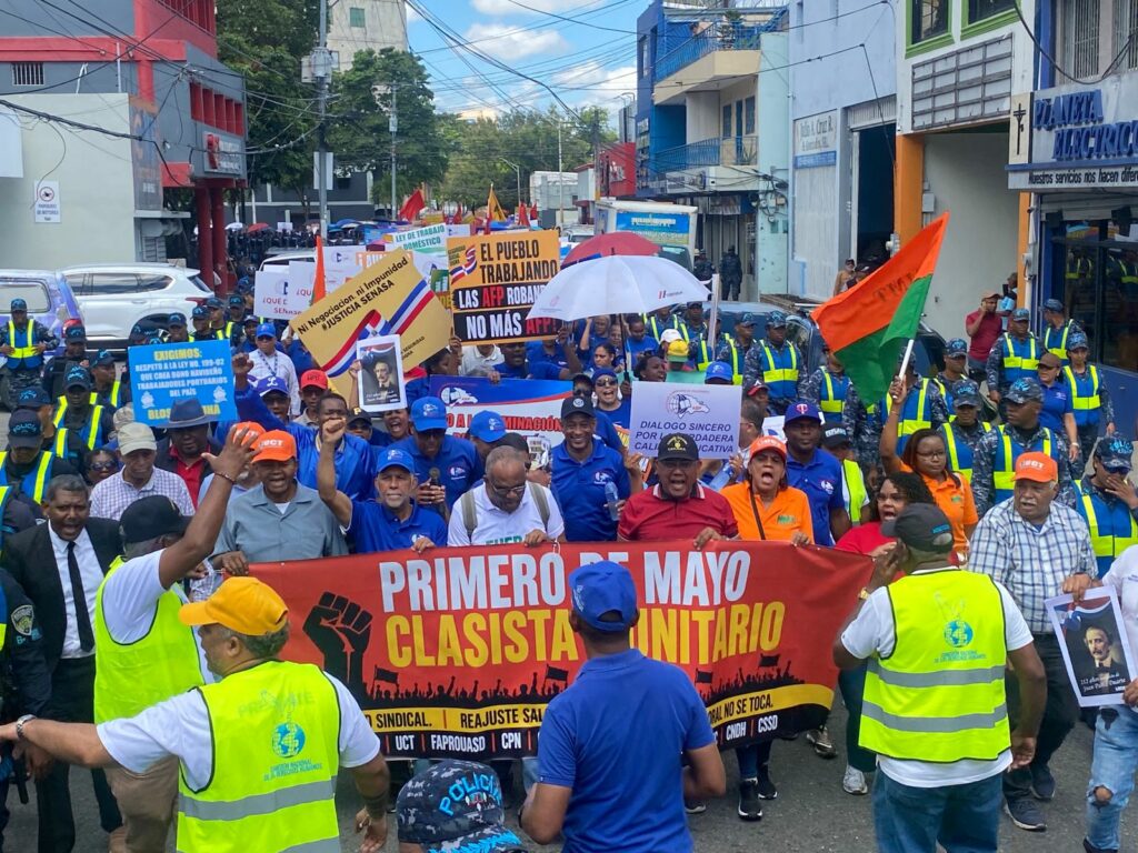 Trabajadores marchan al Palacio Nacional para exigir mejoras laborales
