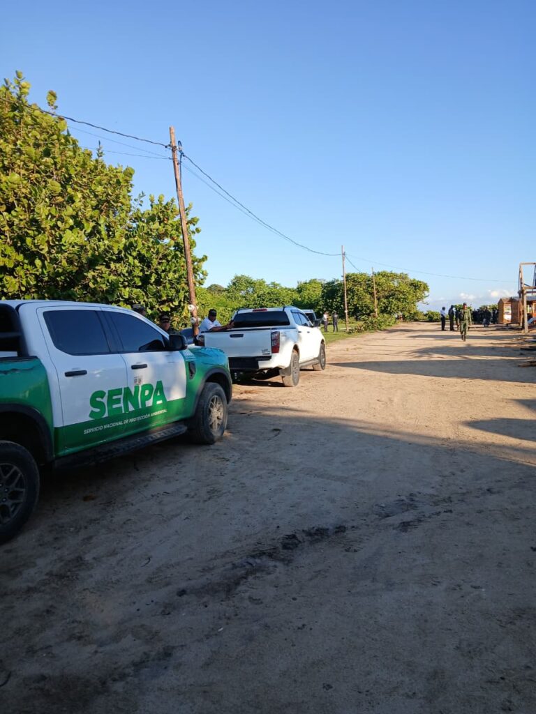 Medio Ambiente desmantela casetas instaladas en Playa Grande de Luperón