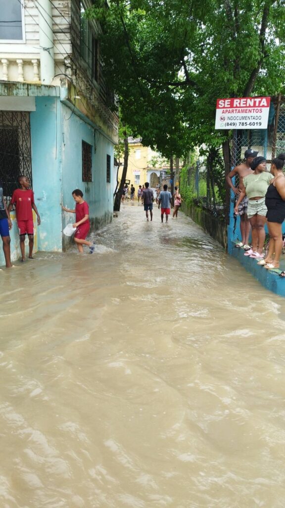 Intensas lluvias generan inundaciones en el municipio de Sosúa tras desbordarse ríos, arroyos y cañadas