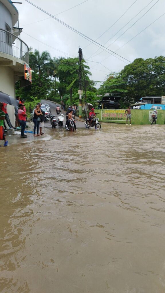 Intensas lluvias generan inundaciones en el municipio de Sosúa tras desbordarse ríos, arroyos y cañadas