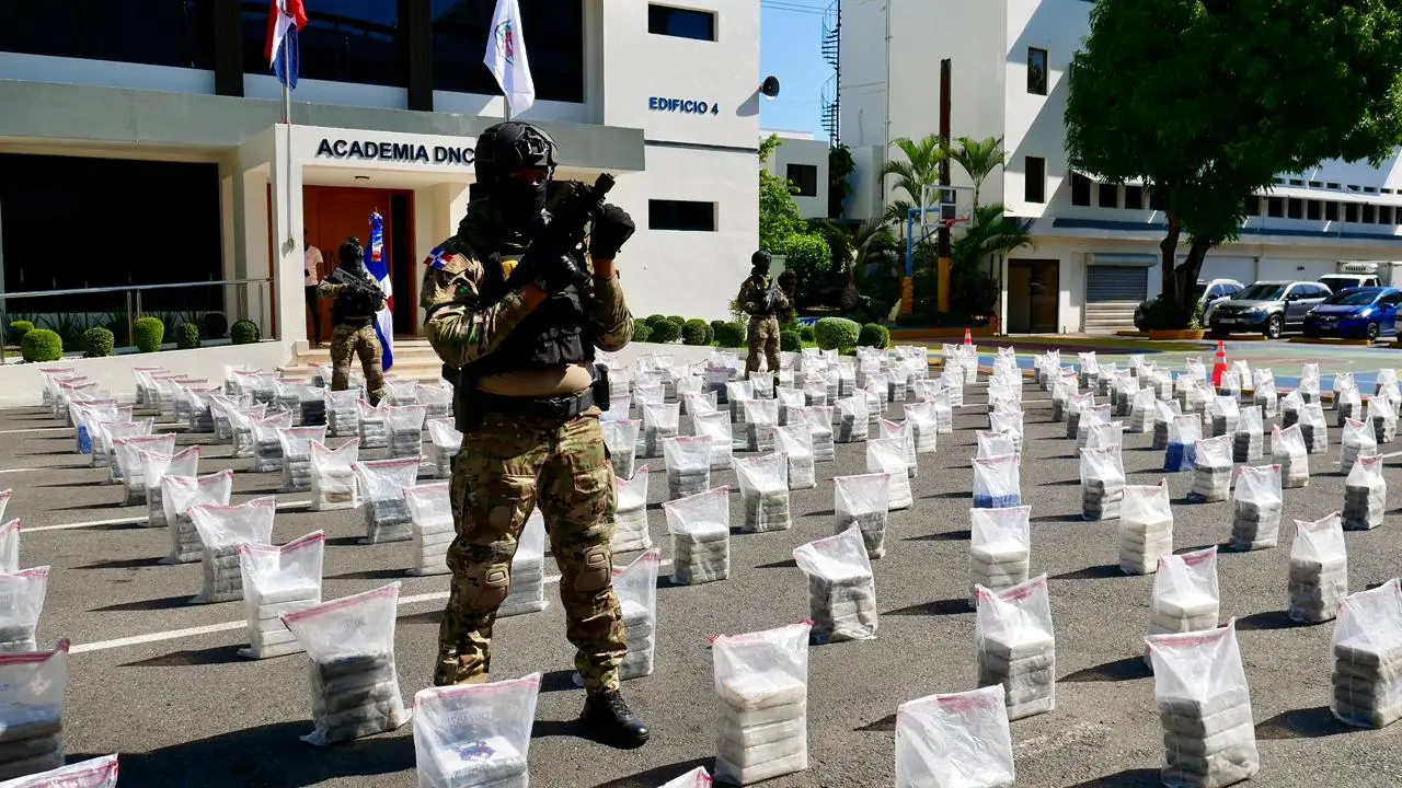 Ocho arrestados por cargamento de 1,670 paquetes de cocaína en Pedernales