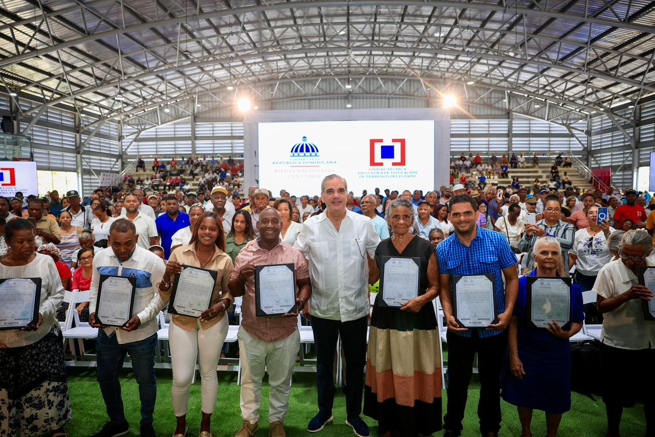 Abinader entrega 1,500 títulos de propiedad en Nuevo Domingo Savio