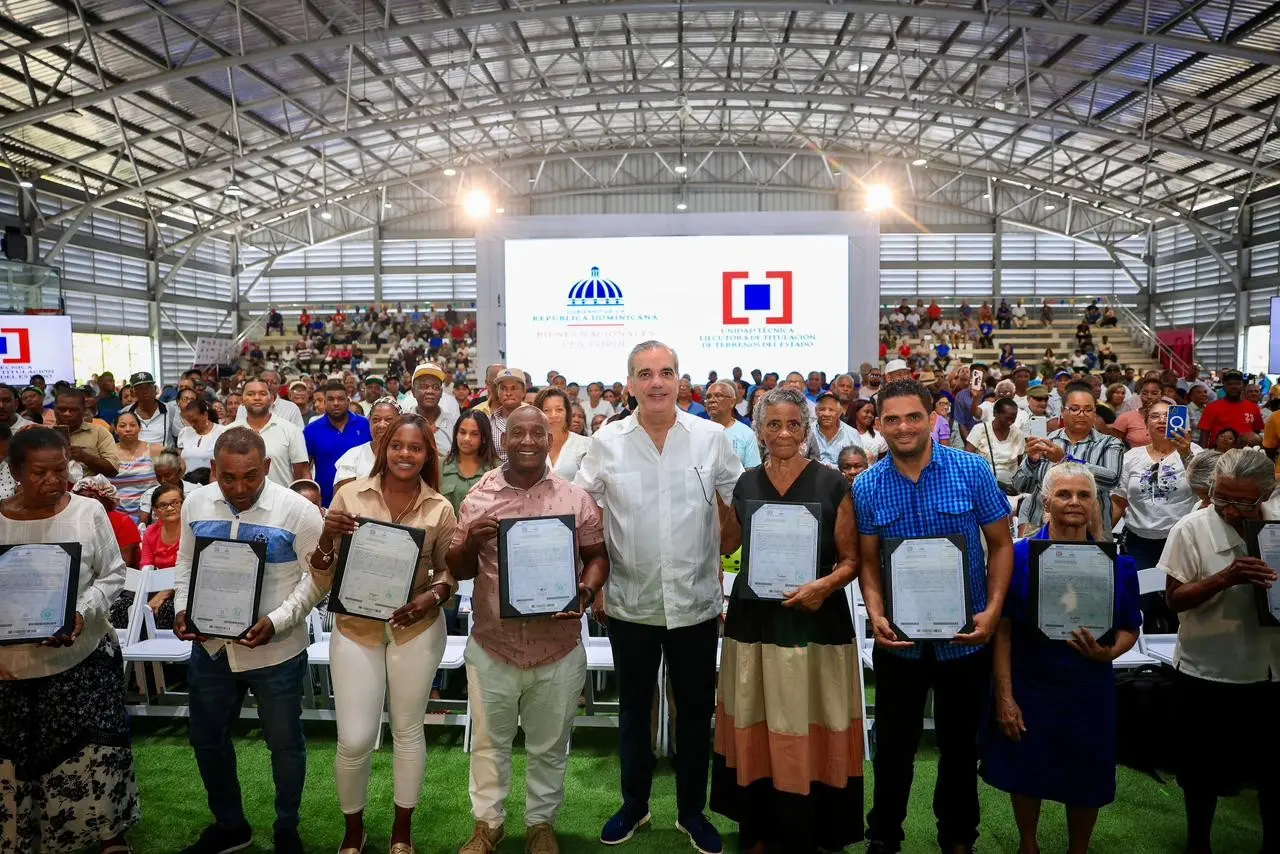 Abinader entrega 1,500 títulos de propiedad en Nuevo Domingo Savio