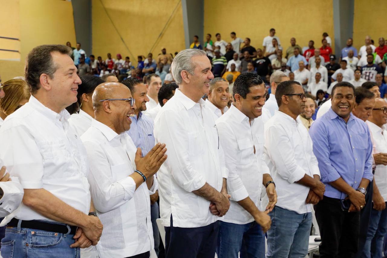 Presidente Abinader entrega remodelado Club Los Cachorros de Cristo Rey