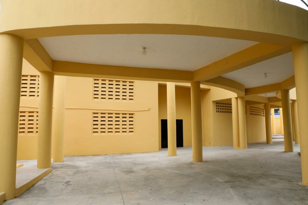 Presidente Abinader entrega remodelado Club Los Cachorros de Cristo Rey