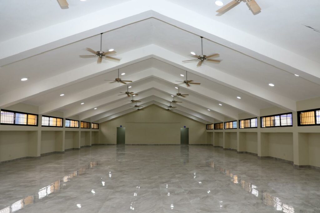 Presidente Abinader entrega remodelado Club Los Cachorros de Cristo Rey