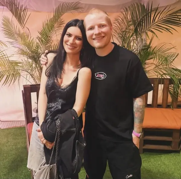 Laura Pausini posa junto a Ed Sheeran.