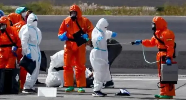 Los pasajeros fueron vestidos con trajes de protección contra materiales peligrosos