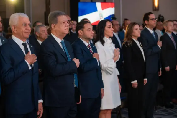 Ricardo de los Santos, Leonel Fernández y Manuel Cruz, entre otros participantes en evento.