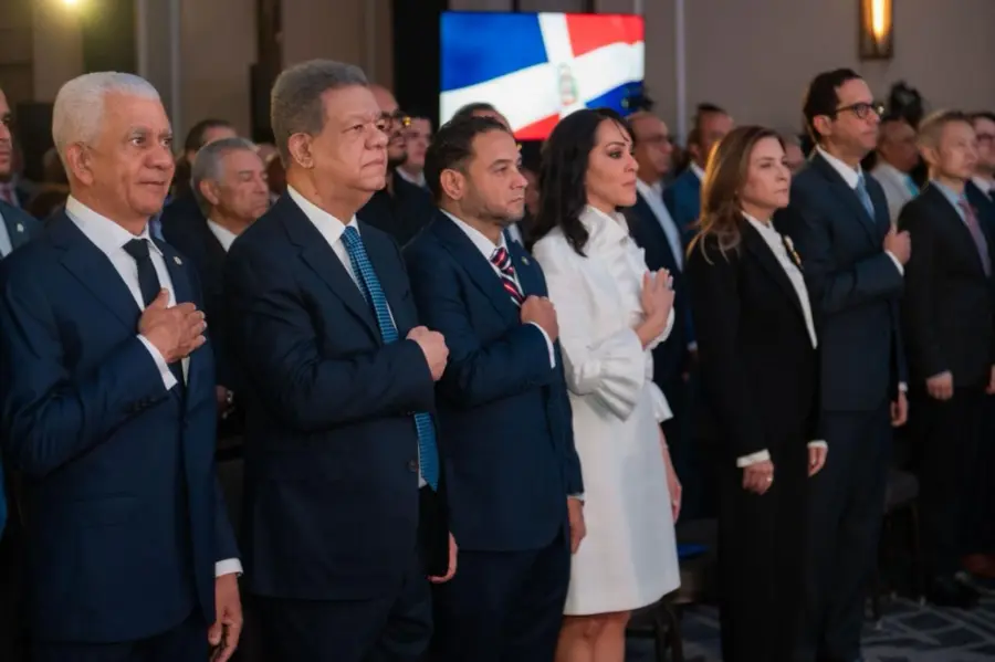 Ricardo de los Santos, Leonel Fernández y Manuel Cruz, entre otros participantes en evento.