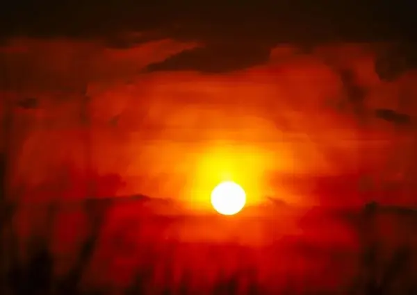 Fotografía de archivo de abril de 2024 del sol en la zona de Bajamar, en el marco de las altas temperaturas por el fenómeno de 'El Niño' (Costa Rica).