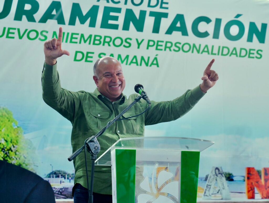 Fuerza del Pueblo juramenta ex dirigente del PLD en Samana