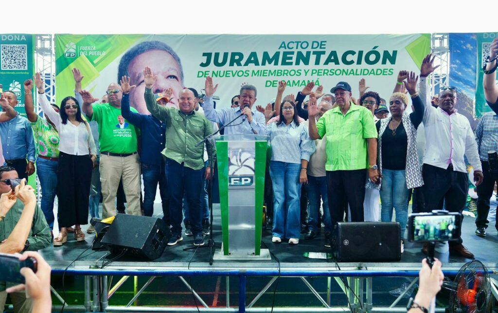 Fuerza del Pueblo juramenta ex dirigente del PLD en Samana