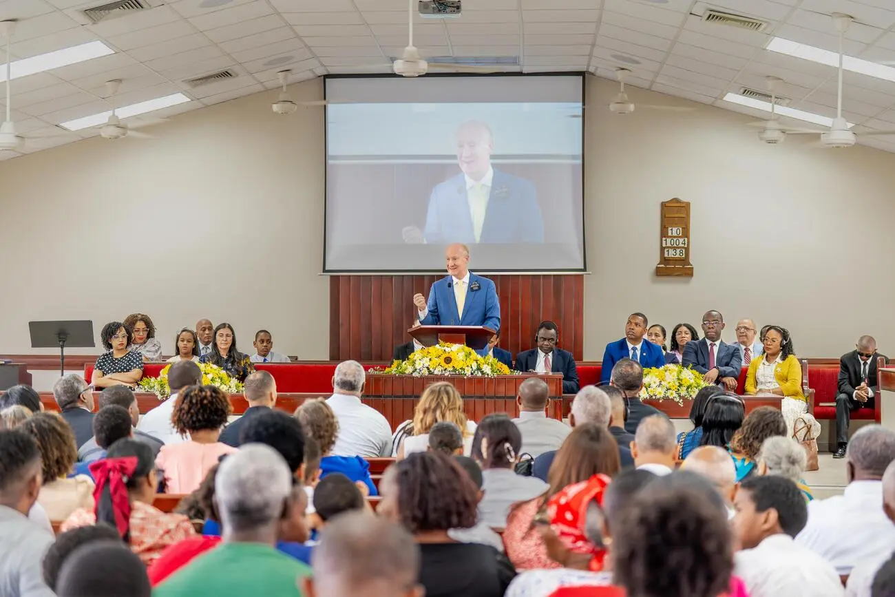Más de 1,200 personas asisten a conferencia de la Iglesia de Jesucristo en Villa Mella centrada en fortalecer la familia