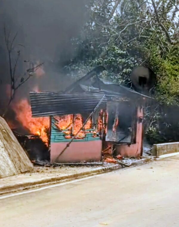 Vivienda destruida por incendio causado por corto circuito en Yasica Arriba