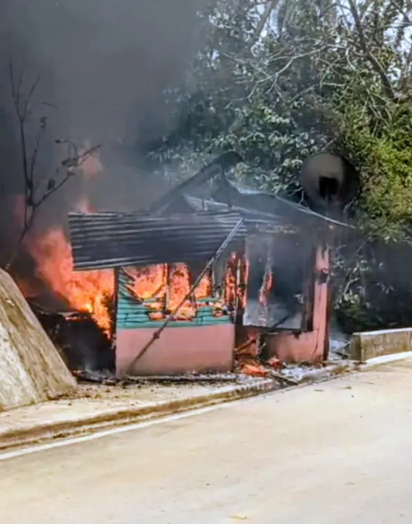 Vivienda destruida por incendio causado por corto circuito en Yasica Arriba