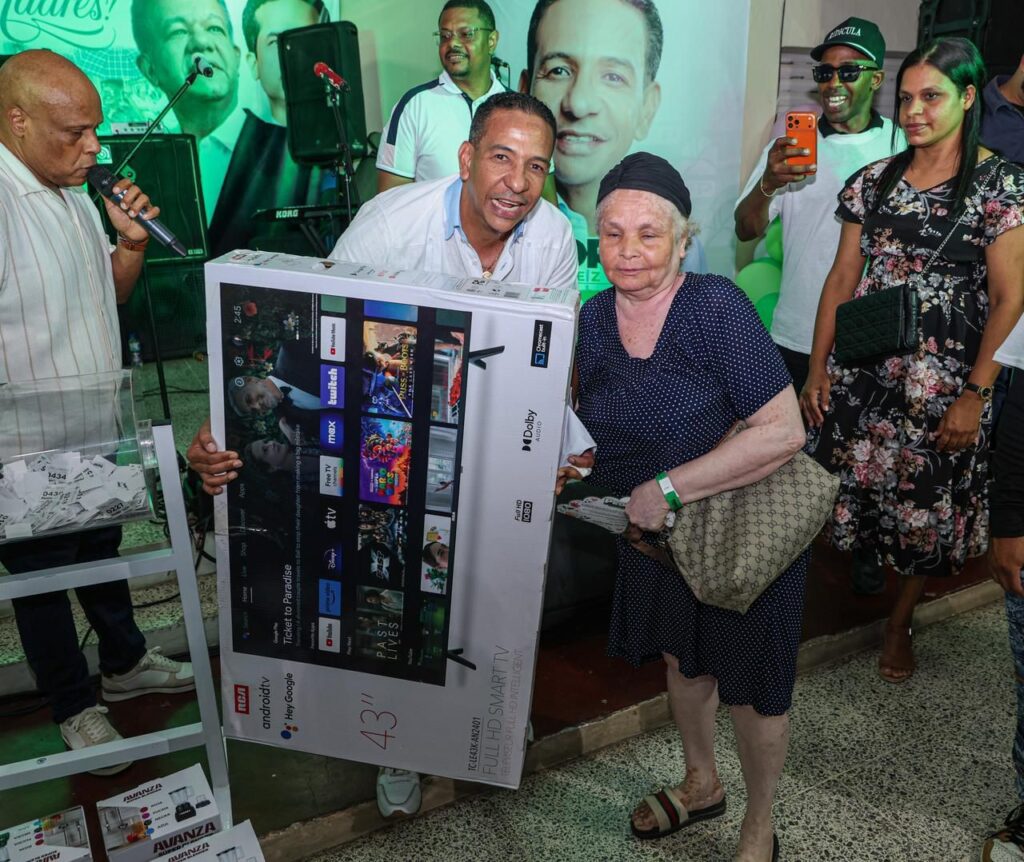 Pedro Jiménez rinde homenaje y lleva alegría a madres de la circunscripción 2 del Distrito Nacional