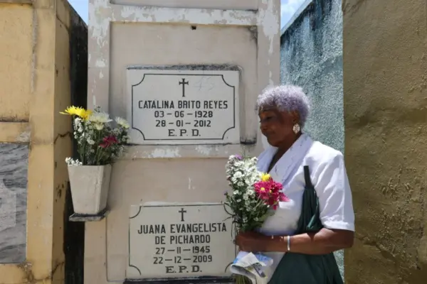 En la Máximo Gómez, María Reyes orando y portando flores