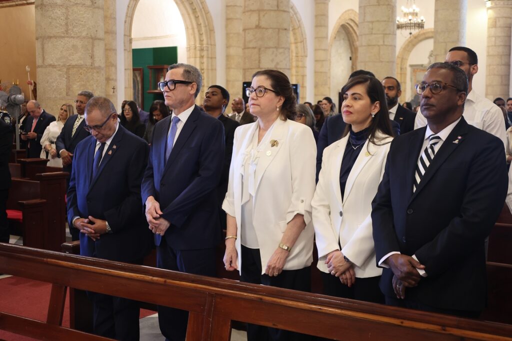 Ministro de Trabajo y presidente del CNSS, Eddy Olivares y Aura Celeste Fernández, junto a otros actores de la seguridad social.