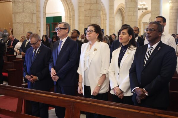 Ministro de Trabajo y presidente del CNSS, Eddy Olivares y Aura Celeste Fernández, junto a otros actores de la seguridad social.