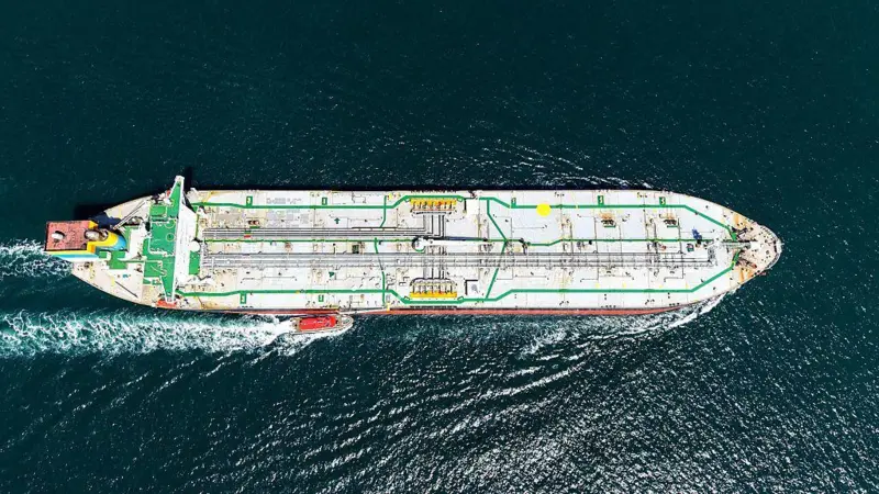 Qué son las "refinerías teteras" de China y cómo están amortiguando la crisis petrolera por la guerra en Irán