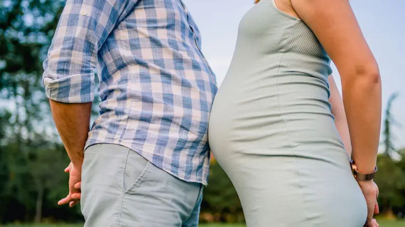 Qué es el síndrome de Couvade, la extraña afección que hace a los padres sentirse embarazados