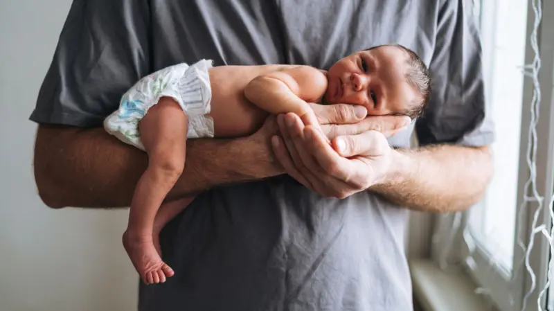 Qué es el síndrome de Couvade, la extraña afección que hace a los padres sentirse embarazados