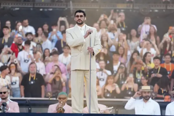El cantante puertorriqueño Bad Bunny, durante el concierto ofrecido este viernes en el Estadio Olímpico de Barcelona.