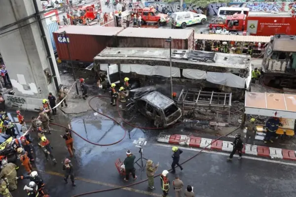 Choque de tren y autobús deja al menos 8 muertos y 25 heridos