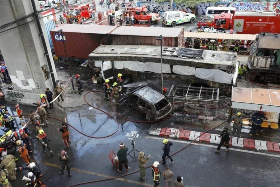 Choque de tren y autobús deja al menos 8 muertos y 25 heridos