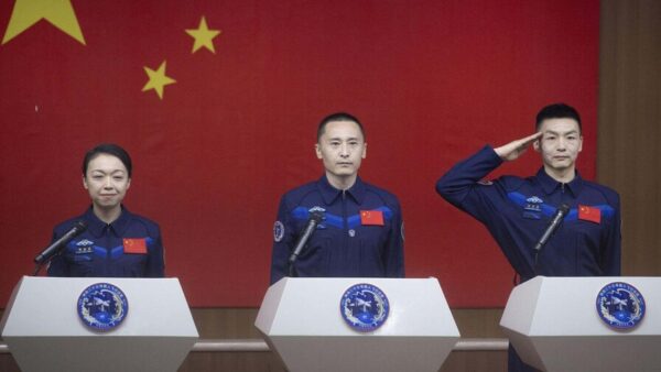 Los astronautas de la misión espacial Shenzhou-23 durante una rueda de prensa en Jiuquan, China. (EFE)