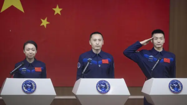 Los astronautas de la misión espacial Shenzhou-23 durante una rueda de prensa en Jiuquan, China. (EFE)