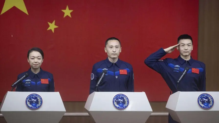 Los astronautas de la misión espacial Shenzhou-23 durante una rueda de prensa en Jiuquan, China. (EFE)