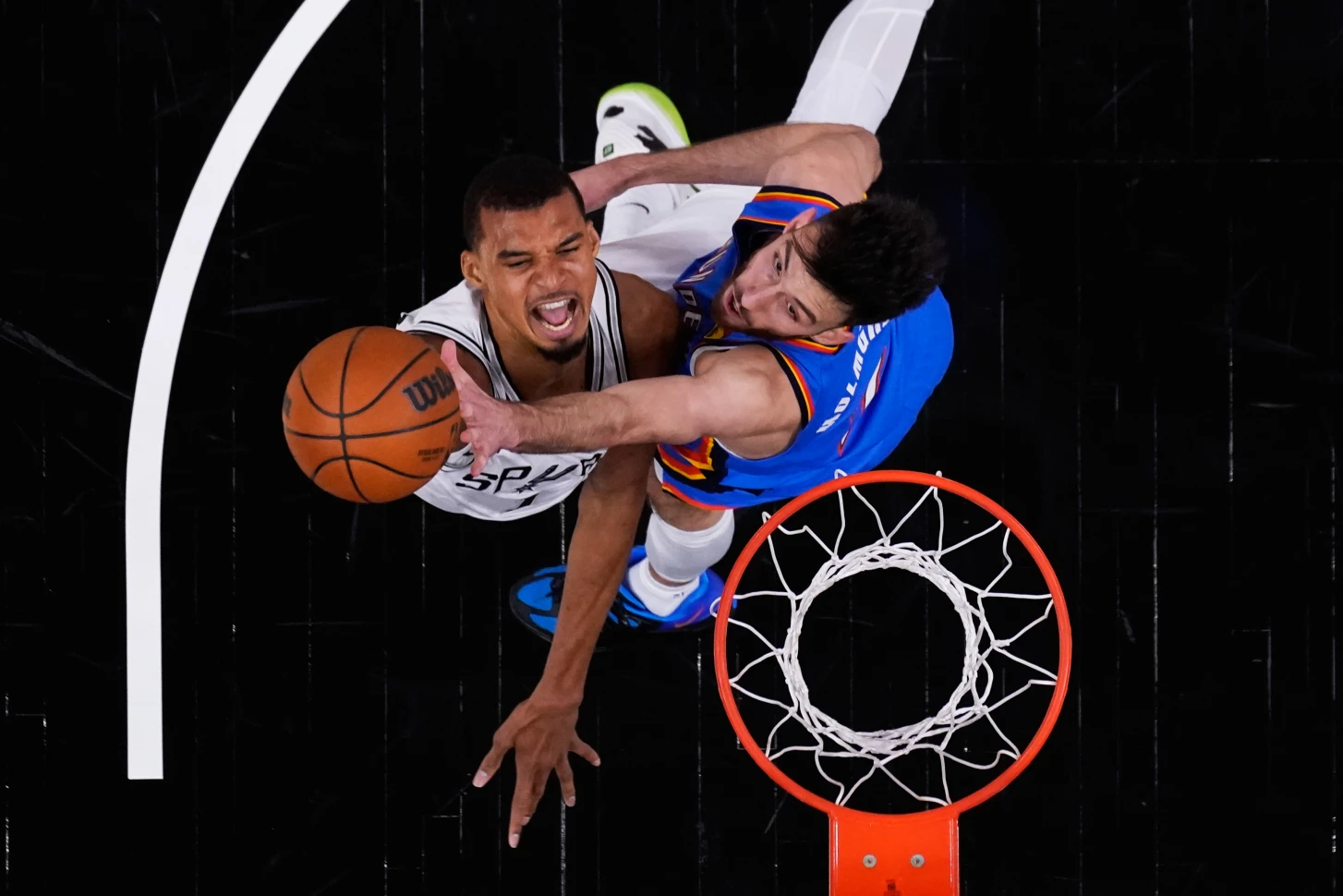 Los Spurs vencen al Thunder y empatan final del Oeste 2-2