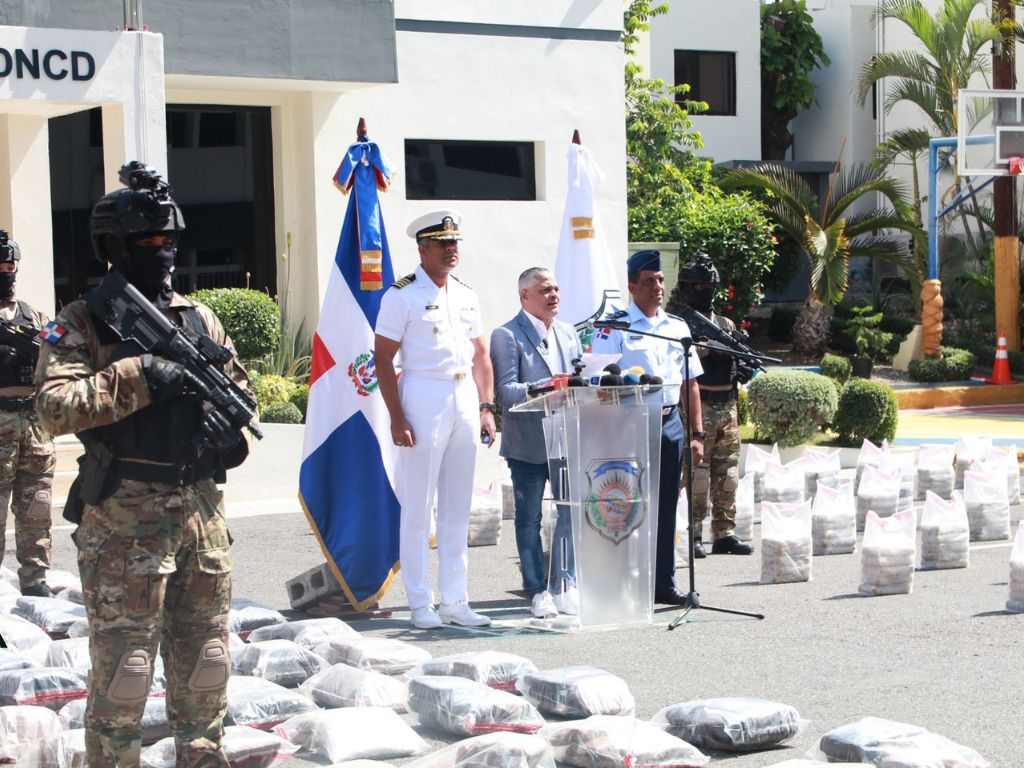 Autoridades interceptan dos narcolanchas con 1,295 paquetes de cocaína y marihuana