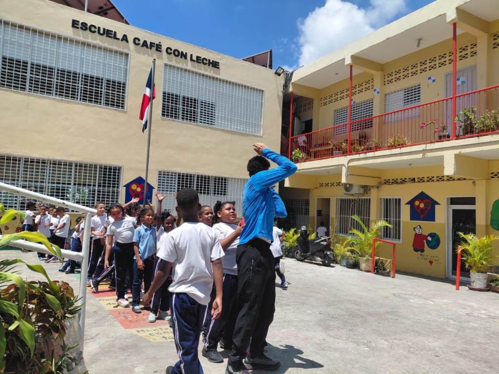 Directores de escuelas piden más disciplina, mejores aulas y una educación conectada con el empleo