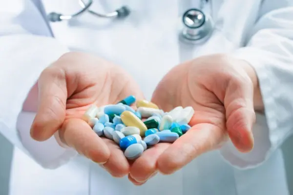 Adquirir medicamentos vía internet puede significar riesgos para las persona que los consumen, advierten médicos.