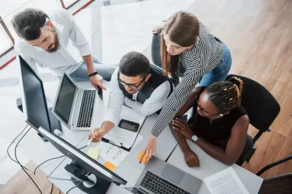 grupo-gente-ocupada-multinacional-que-trabaja-oficina_146671-15655