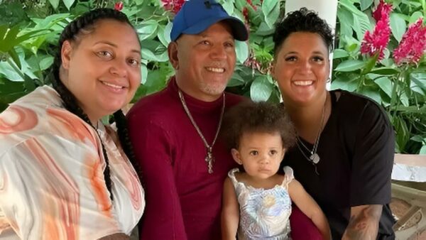 Cassandra y Julia junto a su padre biológico. Ambas se conocieron trabajando en un bar y no sabían sobre su vínculo familiar.