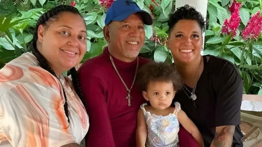 Cassandra y Julia junto a su padre biológico. Ambas se conocieron trabajando en un bar y no sabían sobre su vínculo familiar.