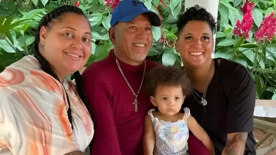 Cassandra y Julia junto a su padre biológico. Ambas se conocieron trabajando en un bar y no sabían sobre su vínculo familiar.